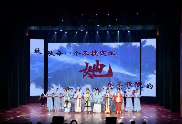 闪耀的“锋”采，最美的“她”