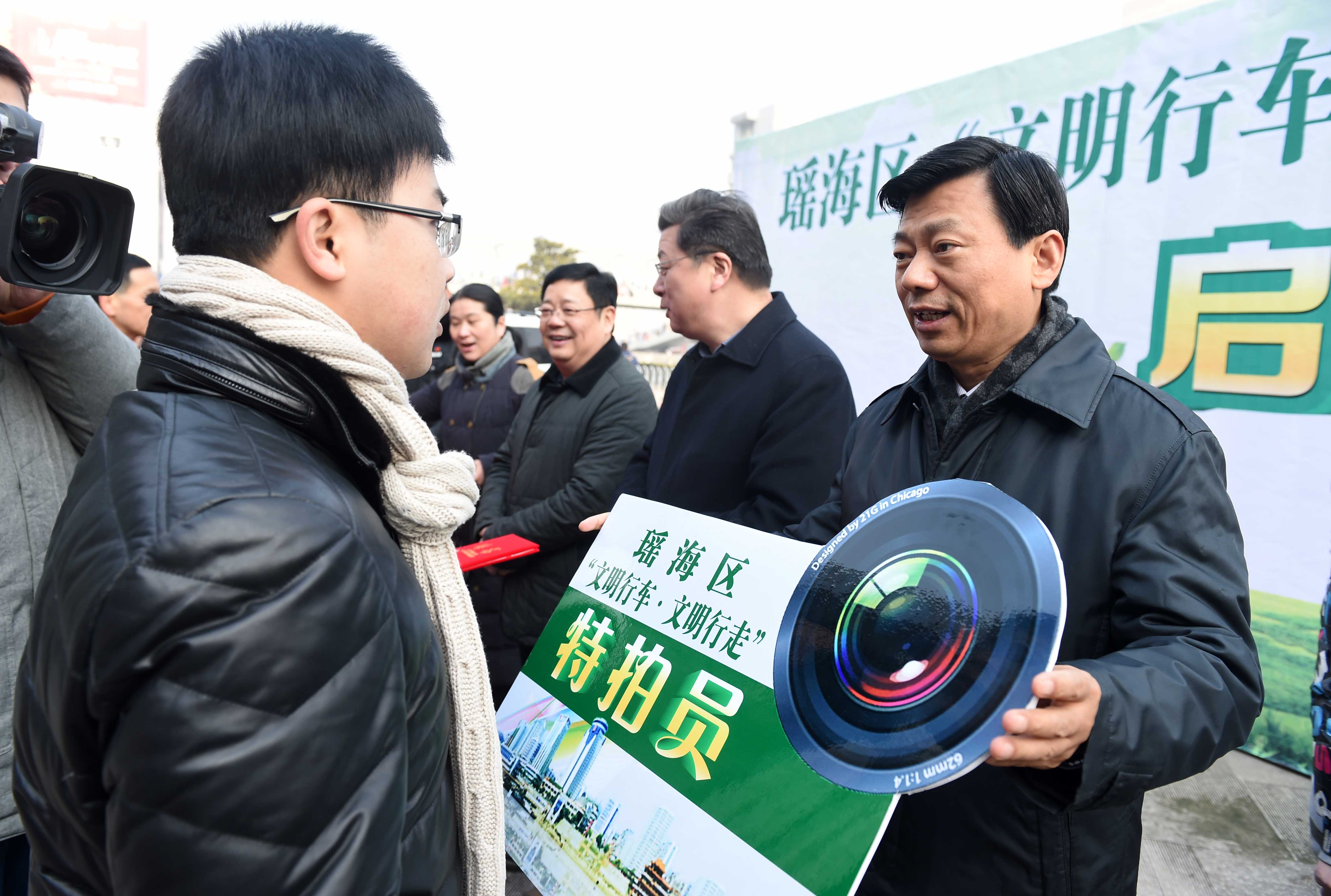 市委宣传部副部长,文明办主任魏玉萍,市城管局党组书记,局长李