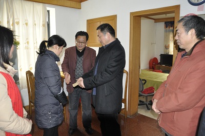 甄茂云赴七里站街道调研并走访慰问困难群众