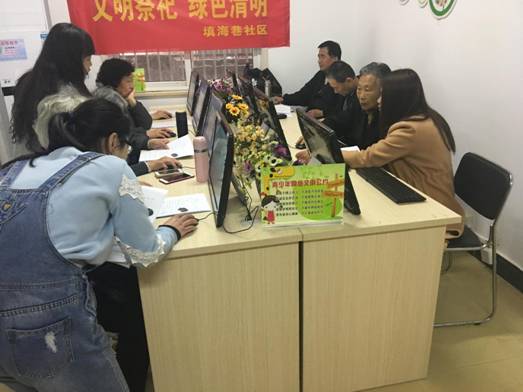 8志愿者们认真的教老人们电脑